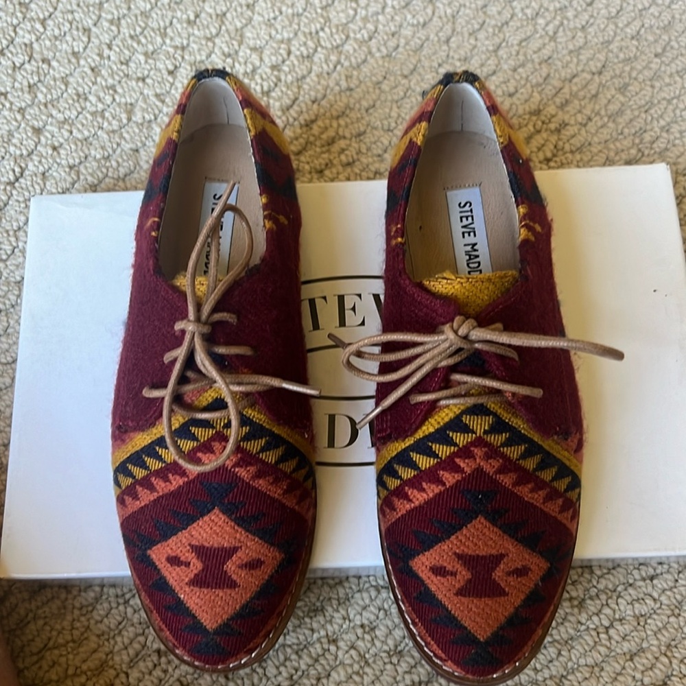 Steve Madden Aztec print shoes sz 6